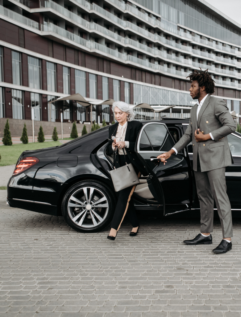 chauffeur vtc ouvre la porte à une cliente